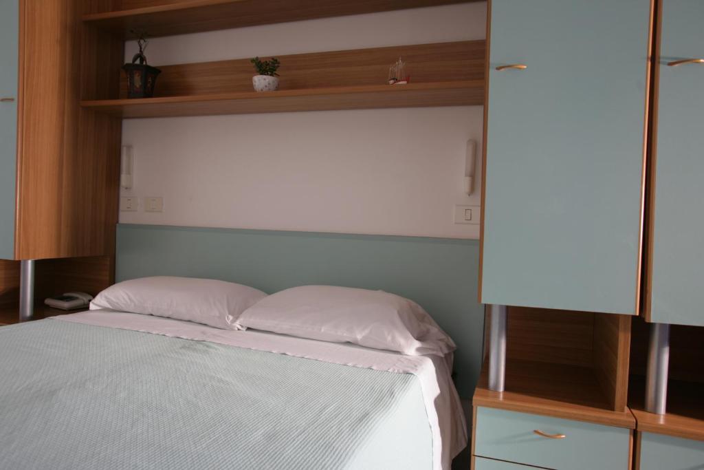 Hotel Atlantic Сенигаллия Номер фото